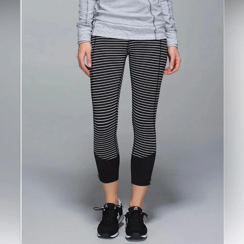 ! Lululemon Run day Crops Size 4 stripped black and white